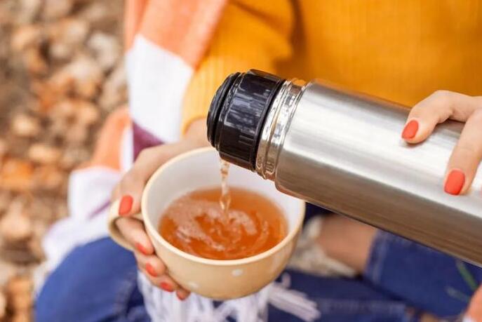 保温杯泡水喝的保健功效?不锈钢保温杯怎么清洗?
